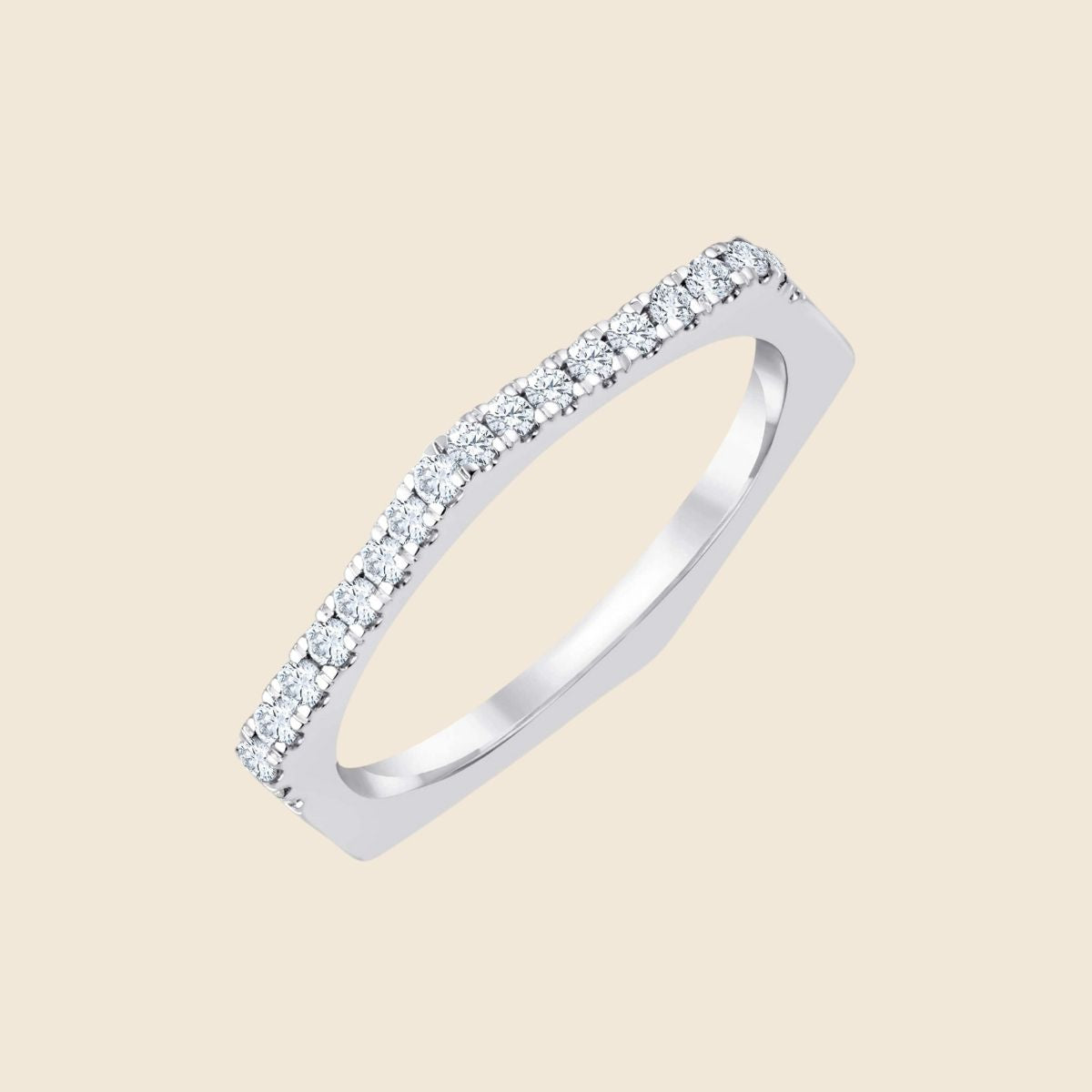 weißgoldener schmaler sechseckiger Ring besetzt mit runden Labor Diamanten die um die Hälfte des Ringbands führen