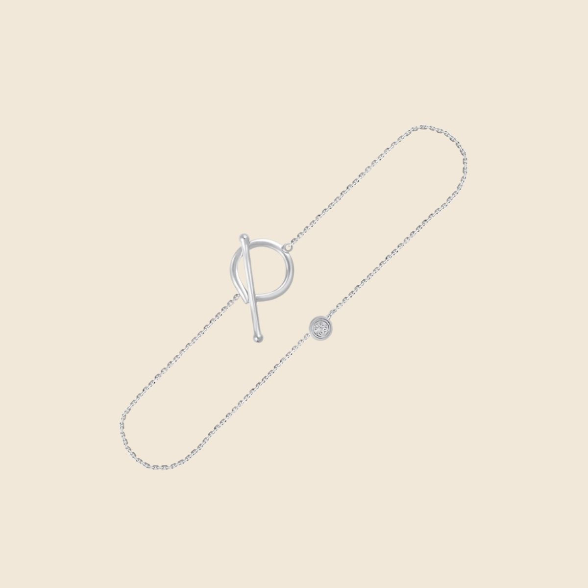 weißgoldenes Armband mit Knebelverschluss der durch einen tropfenförmigen Anhänger gezogen wird