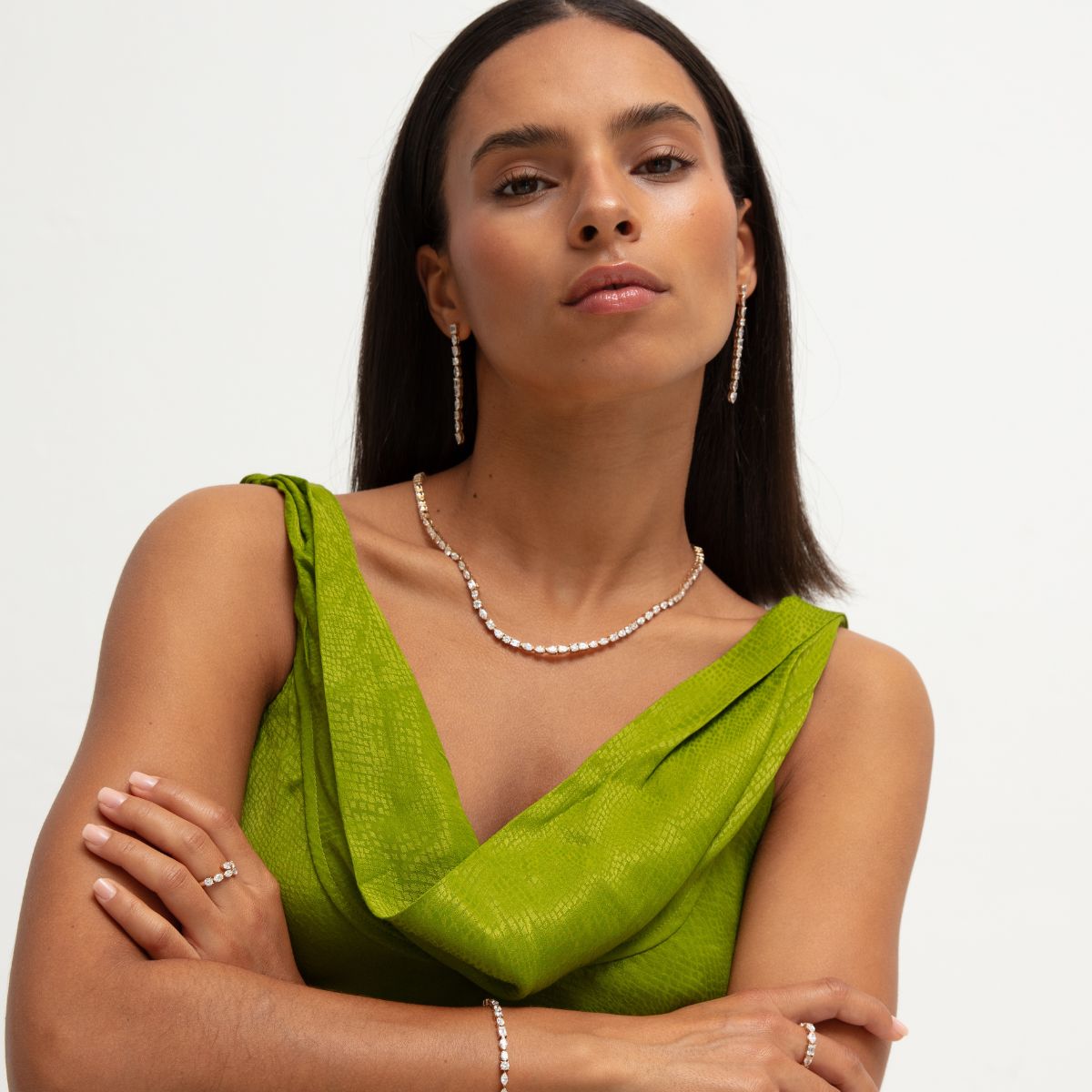 Model trägt Ohrhänger in Gelbgold mit Lab Diamanten