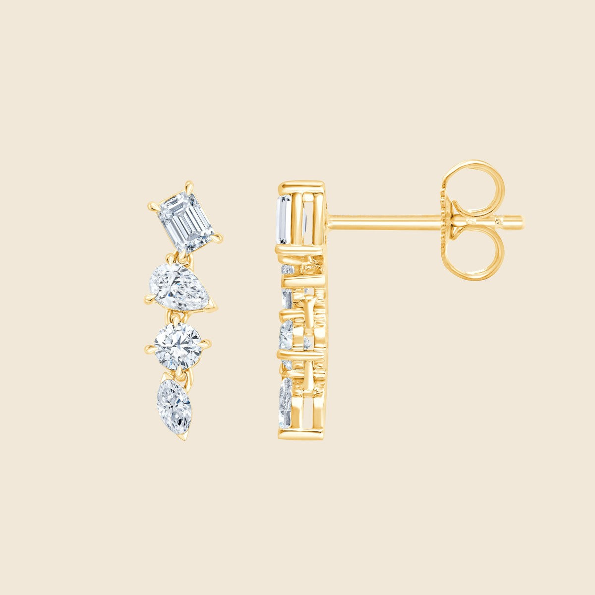 längliche gelbgoldene Ohrstecker mit vier Diamanten in verschiedenen Schliffen