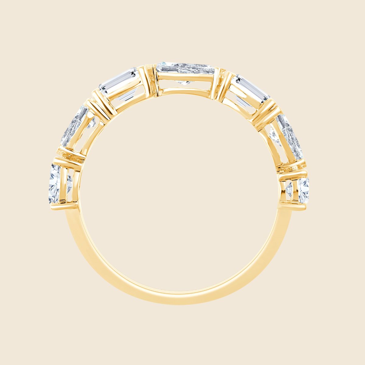 Vorderansicht gelbgoldener Ring mit sieben Labor Diamanten in Krappenfassung