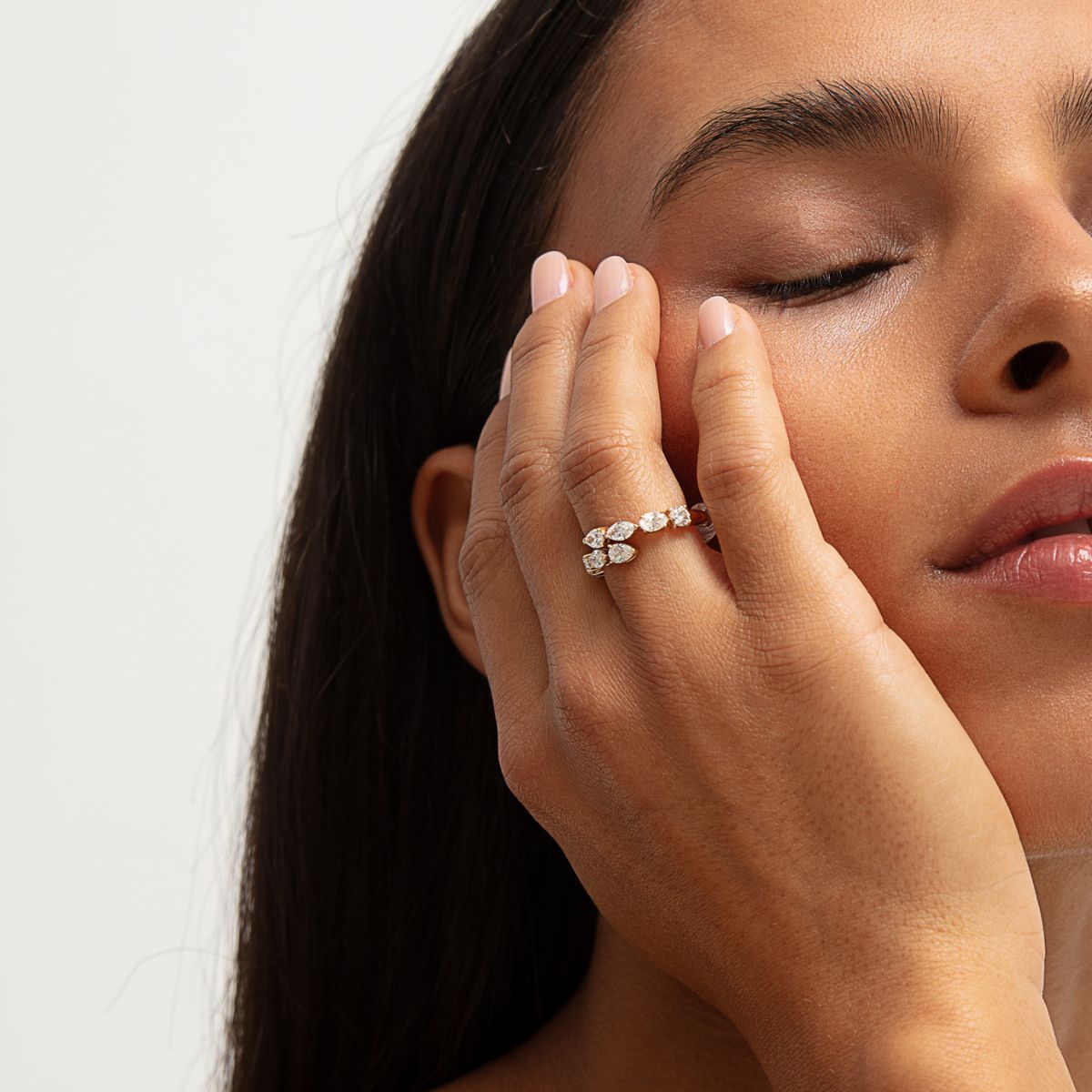 Nahaufnahme Gelbgoldener Wickelring mit Lab Diamanten in besonderen Schliffen