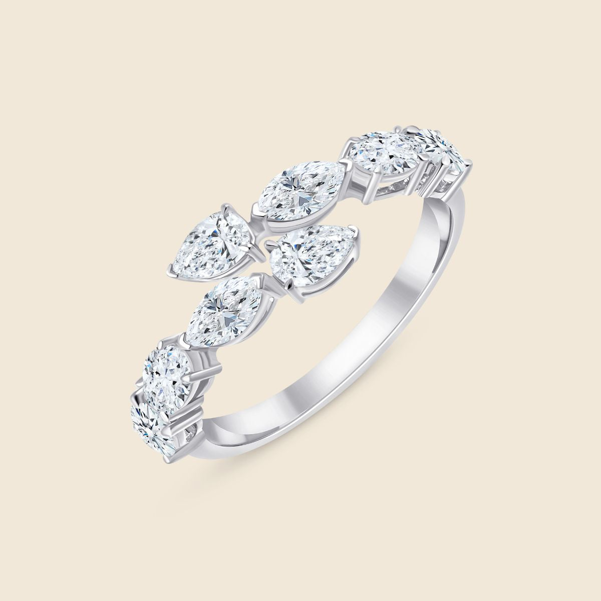 Weißgoldener Ring in Wickeloptik mit Lab-grown Diamanten in besonderen Schliffen