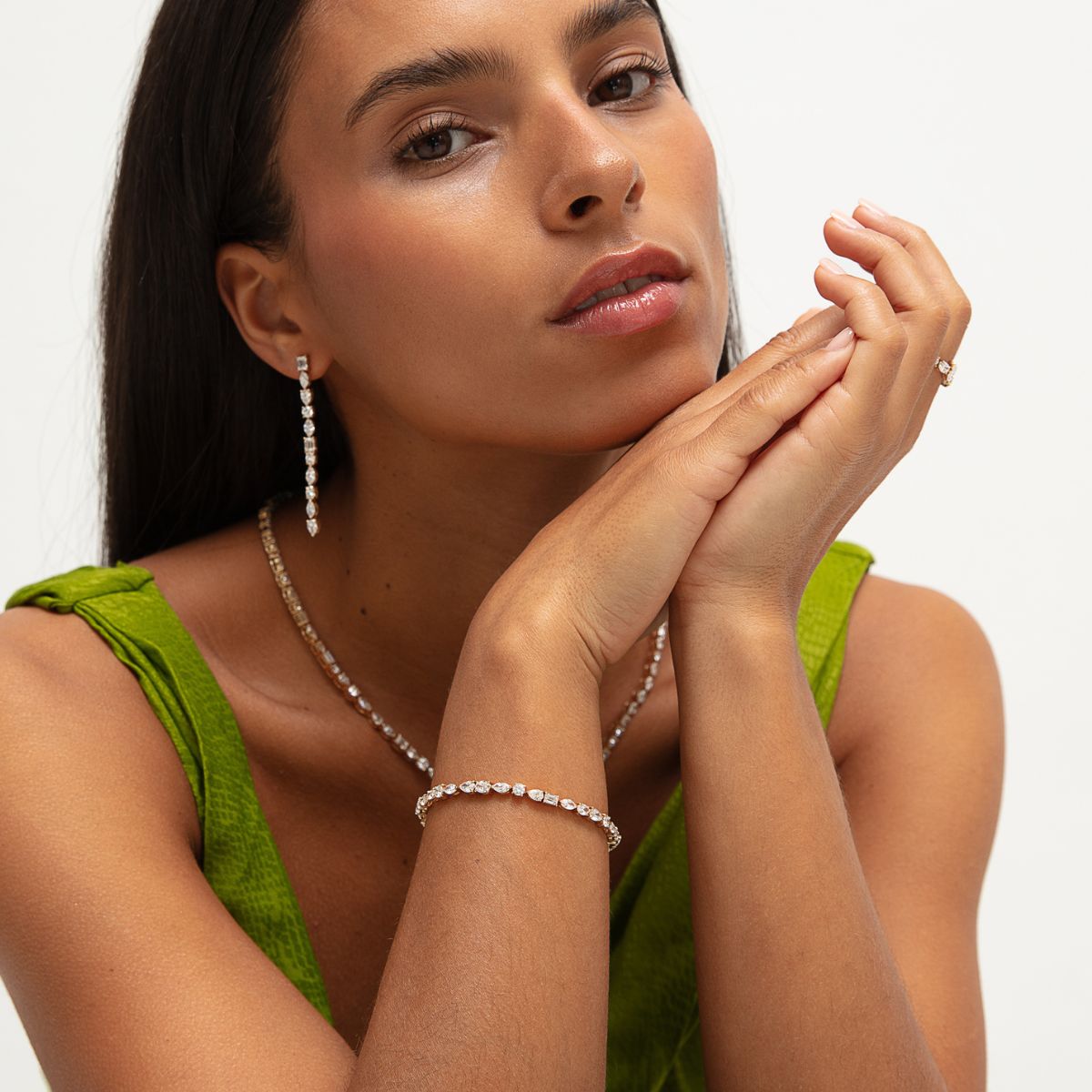 Model trägt Armband und Ohrhänger mit Lab Diamanten in besonderen Schliffen