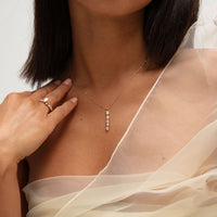 Nahaufnahme Gelbgoldener Kette mit Lab Diamanten in besonderen Schliffen