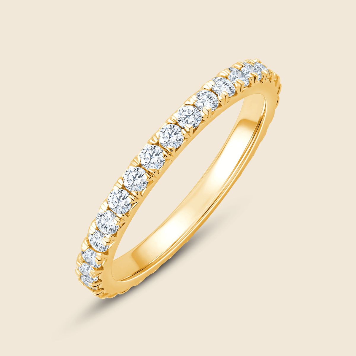 Gelbgoldener Ehering mit Labor Diamanten im Rundschliff die sich um das gesamte schmale Ringband ziehen