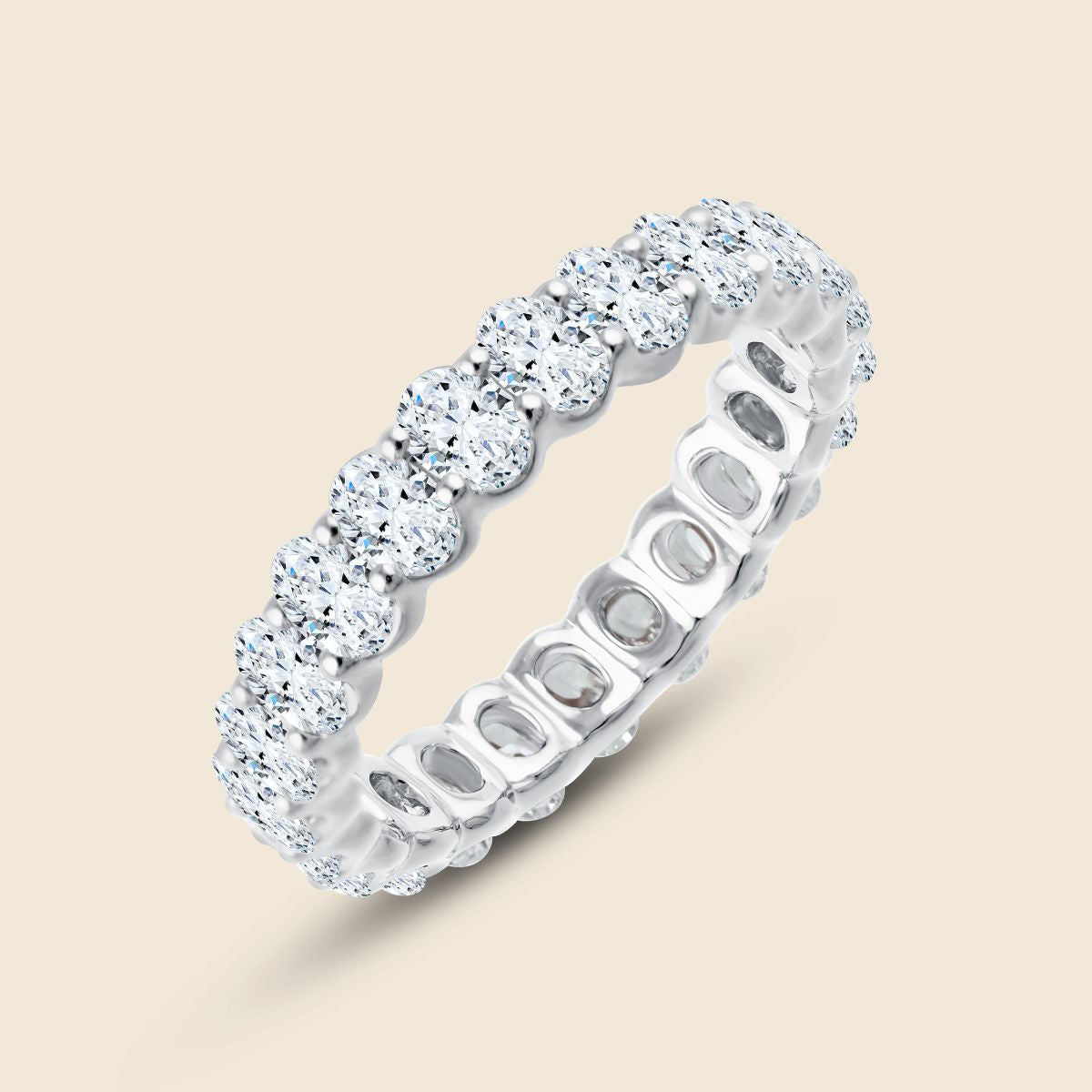 Ehering in Weißgold mit ovalen Labor Diamanten in gemeinsamer Krappenfassung die um das gesamte Ringband führt