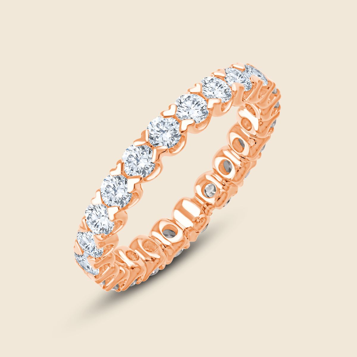 Rosegoldener Ehering mit runden Labor Diamanten die einmal um das Ringband führen und von Krappenfassung gehalten werden deren Krappen Herzen formen