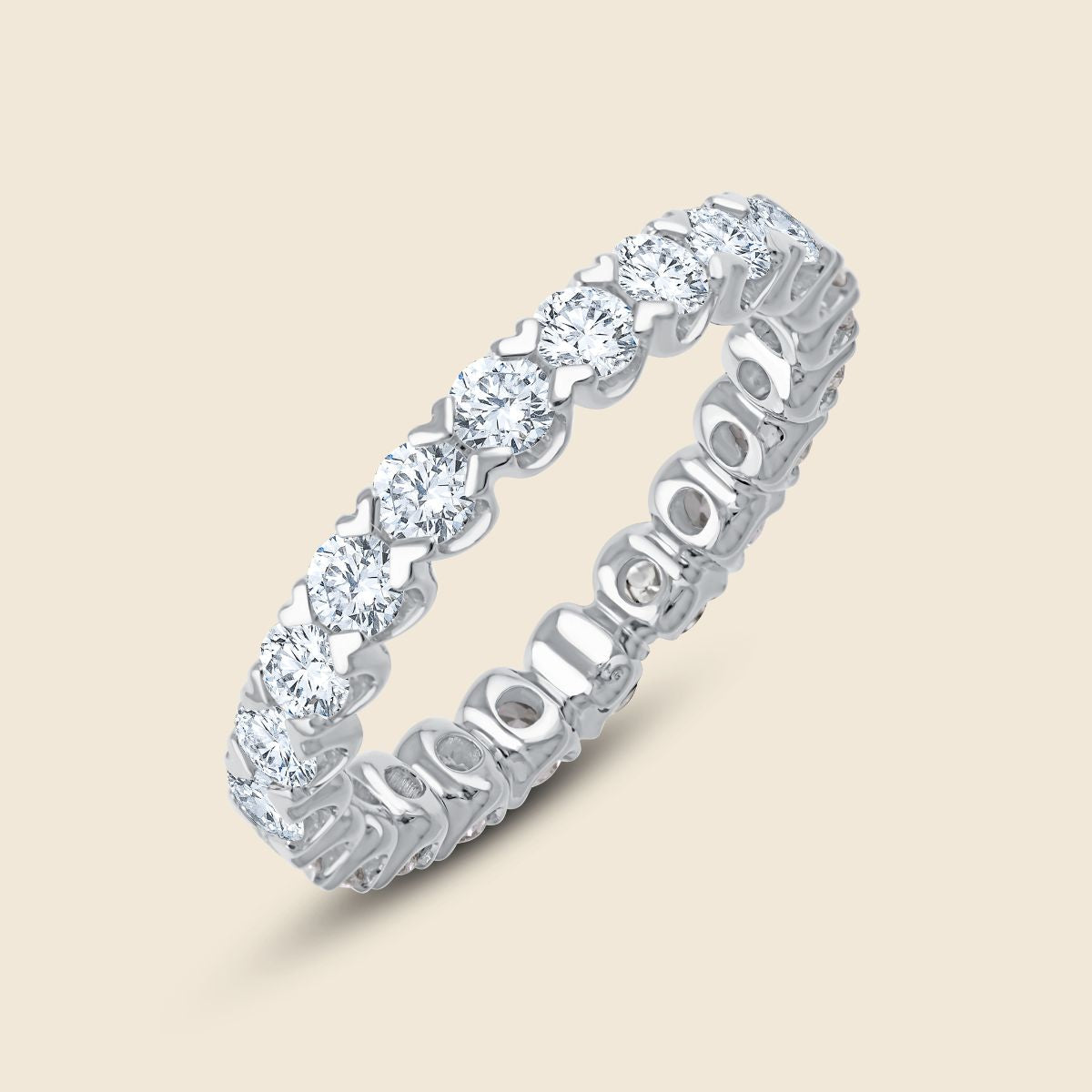 Weißgoldener Ehering mit Labor Diamanten im Rundschliff die in Krappenfassung um das Ringband führen