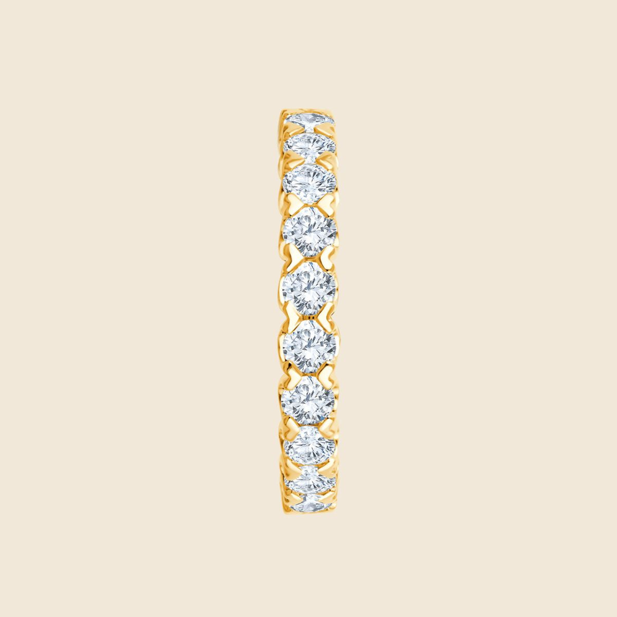 Seitenansicht Ehering in Gelbgold mit runden Labor Diamanten in Krappnefassung die um das Ringband führt und kleine Herzen formt