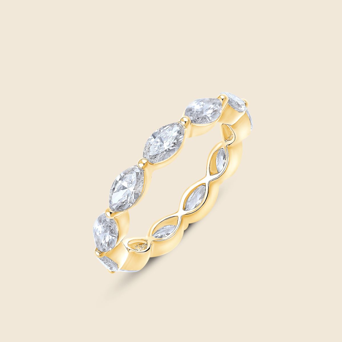Gelbgoldener Eternity Ring mit Labor Diamanten im Marquise Schliff die waagerecht in Krappenfassung das Ringband bilden