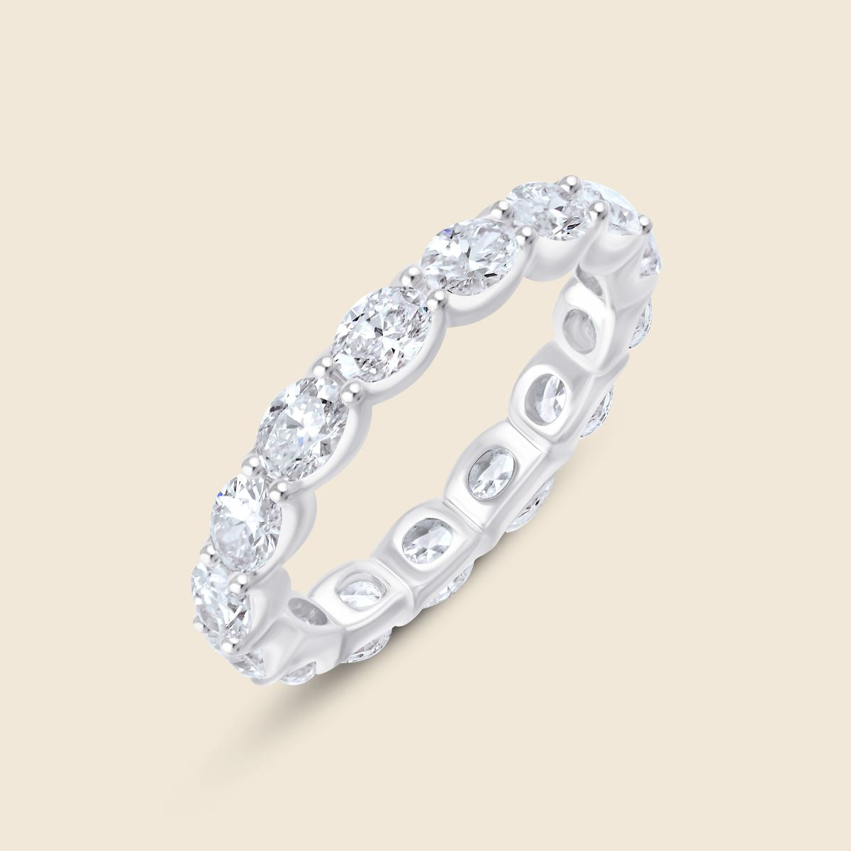 Weißgoldener Eternity Ehering mit Labor Diamanten im Oval Schliff gefasst in Krappenfassung