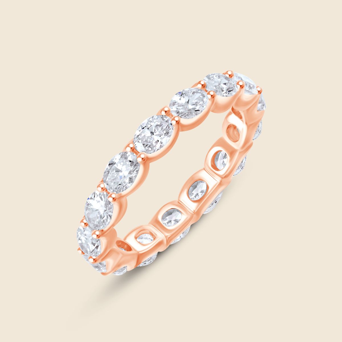Rosegoldener Eternity Ring mit waagerechten Labor Diamanten im Oval Schliff