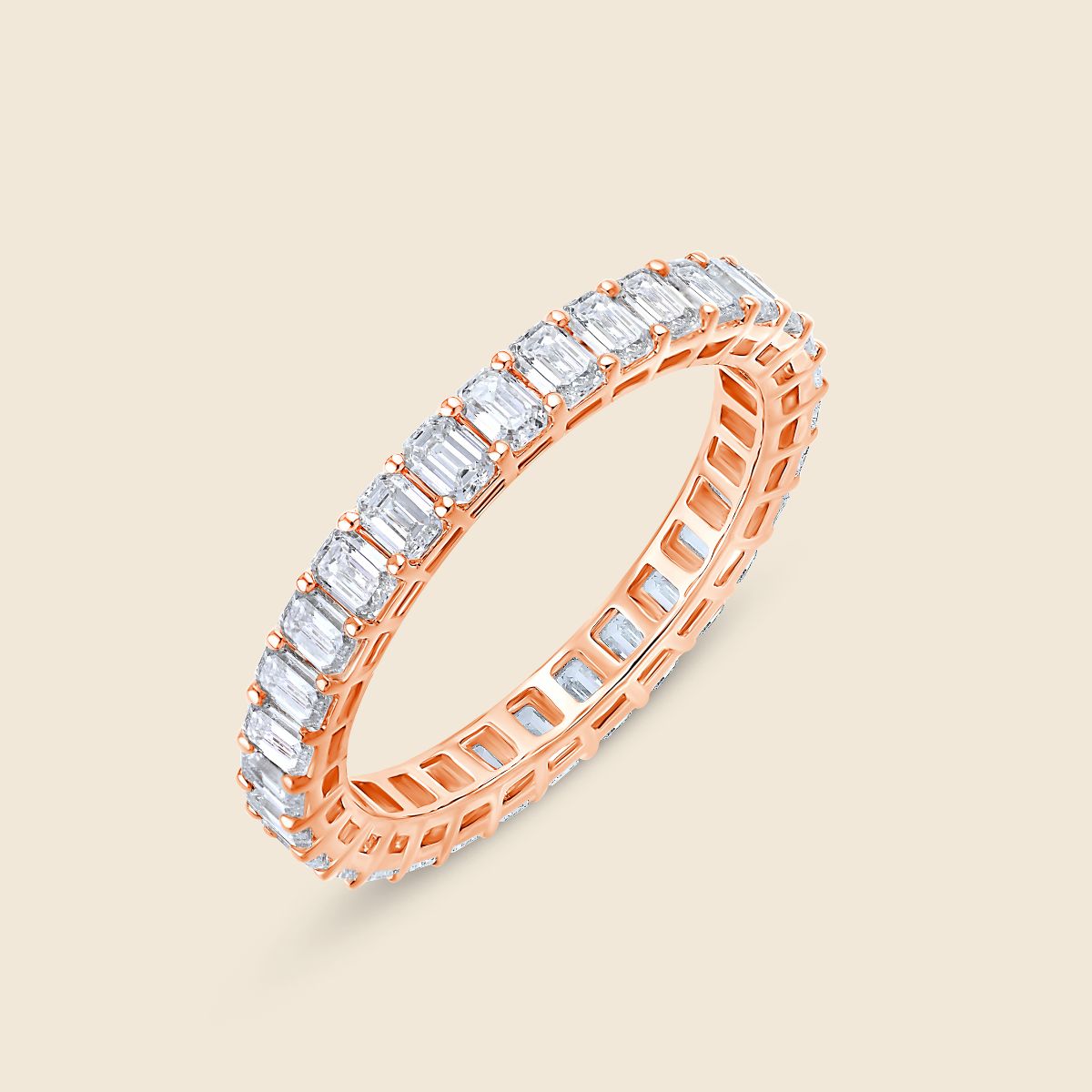 Rosegoldener Eternity Ring mit Labor Diamanten im Emerald Schliff die in gemeinsamer Krappenfassung sitzen