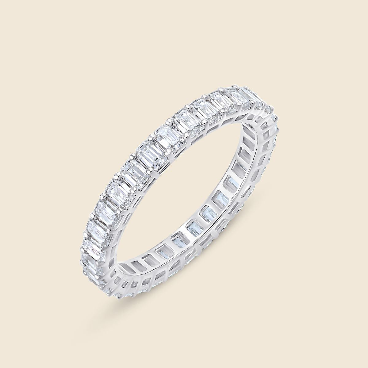 Eternity Ring in Weißgold mit Labor Diamanten im Emerald Schliff die sich um das Ringband ziehen