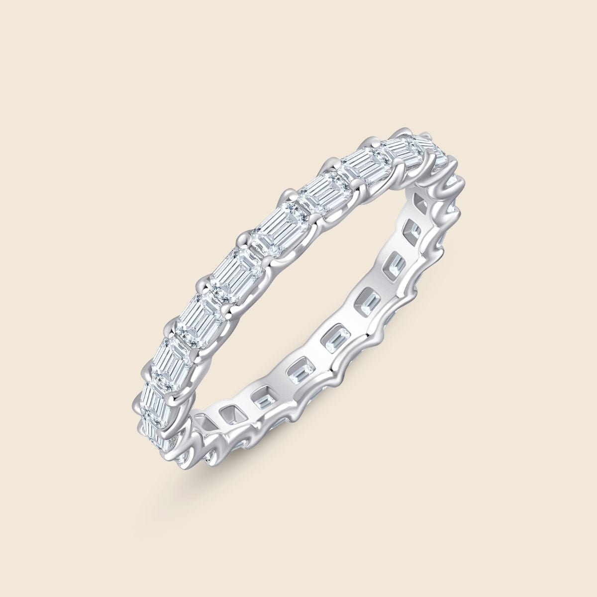 Weißgoldenes Eternity Band mit waagerechten Emerald Labor Diamanten in gemeinsamer Krappenfassung