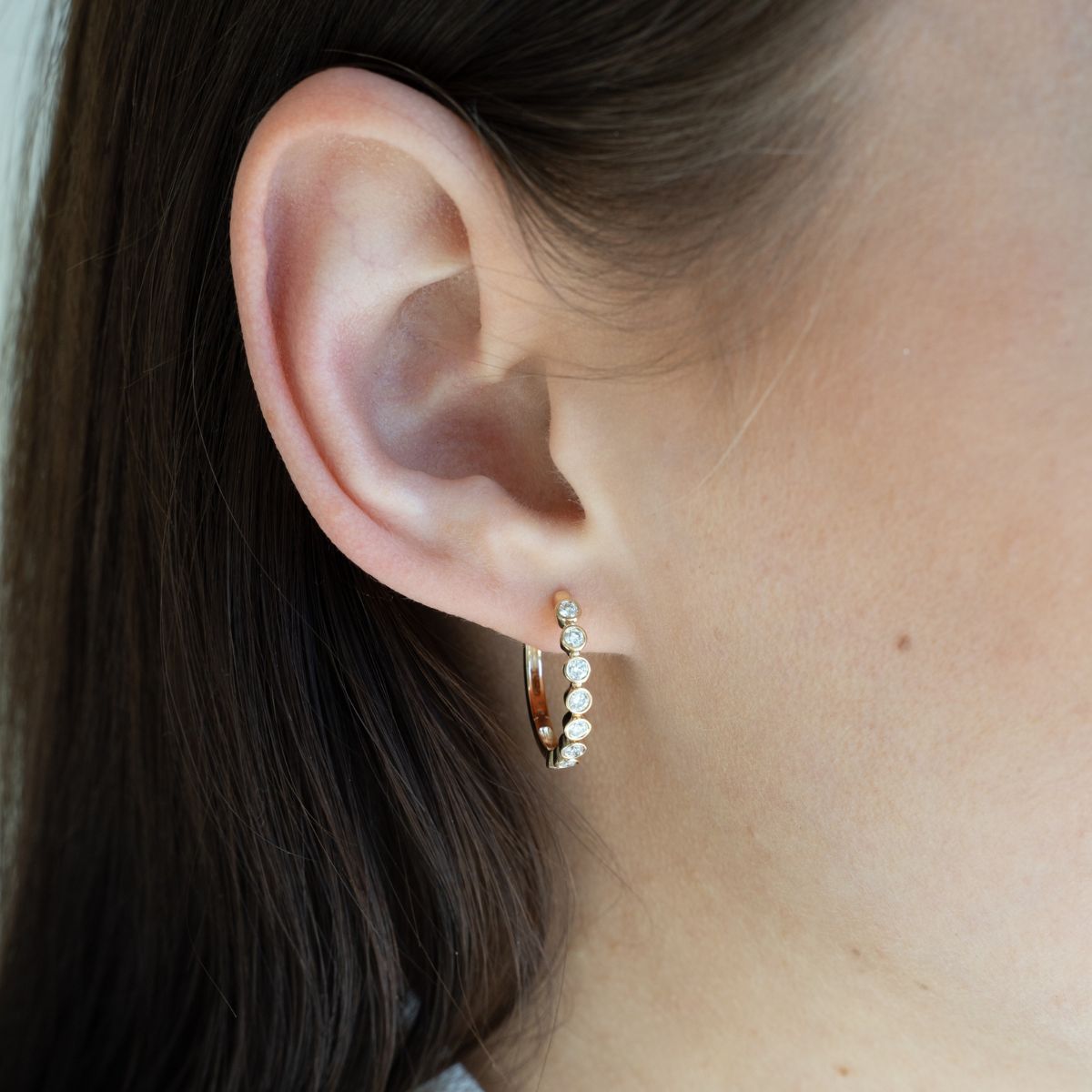 Model trögt gelbgoldene Kreolen mit acht Labor Diamanten im Rundschliff