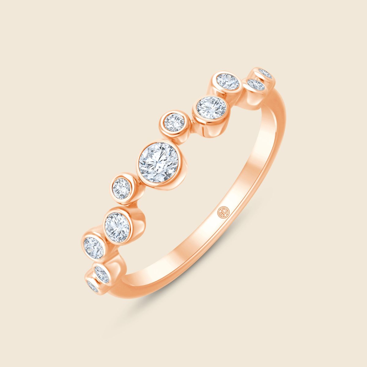 Rosé Ring mit asymmetrisch angeordneten runden Diamanten in Zargenfassung