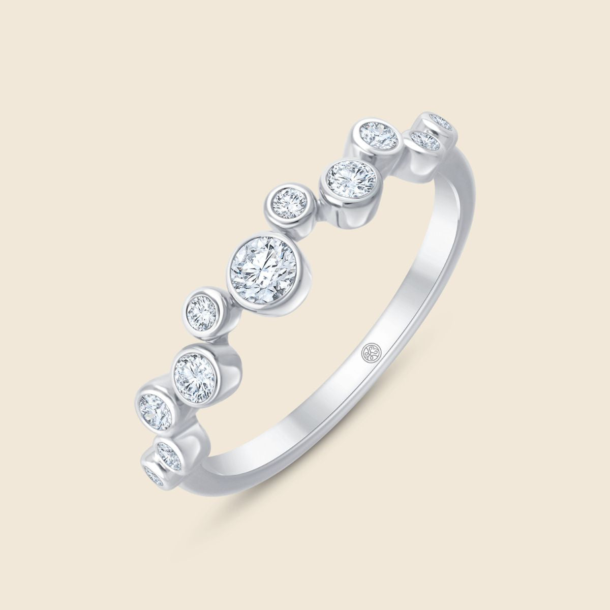 Weißer Ring mit asymmetrisch angeordneten runden Diamanten in Zargenfassung