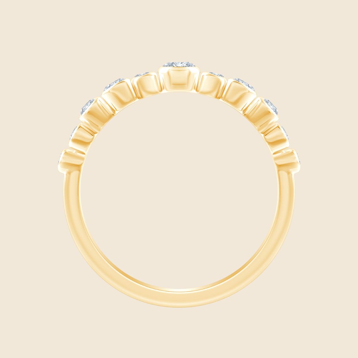 Goldener Ring mit asymmetrisch angeordneten runden Diamanten in Zargenfassung in Vorderansicht