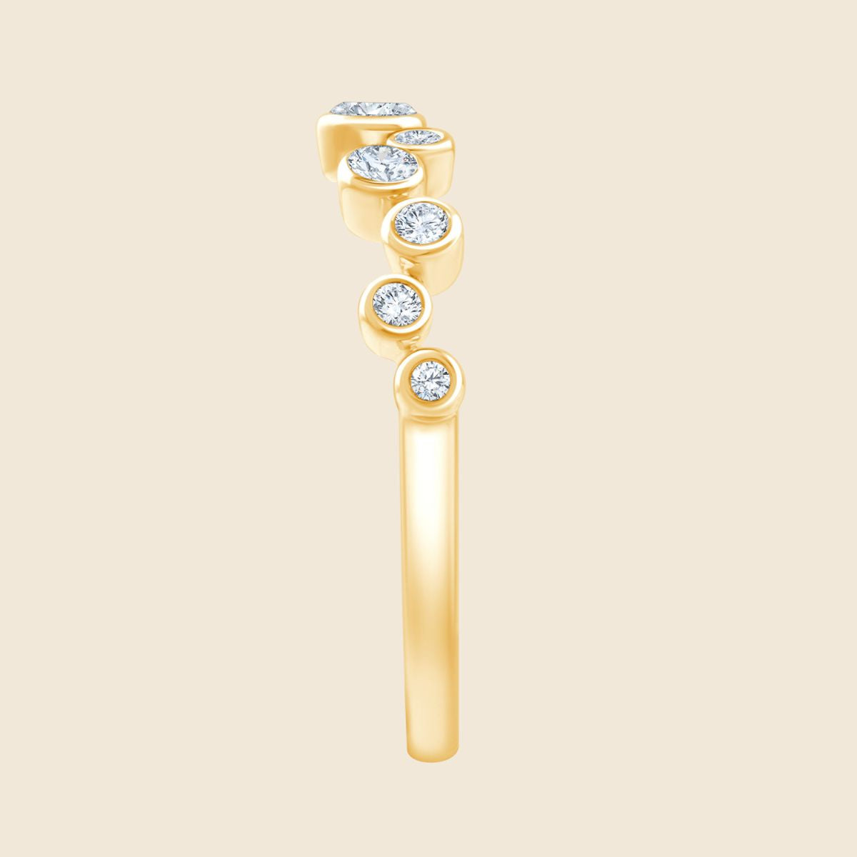 Goldener Ring mit asymmetrisch angeordneten runden Diamanten in Zargenfassung in Seitenansicht