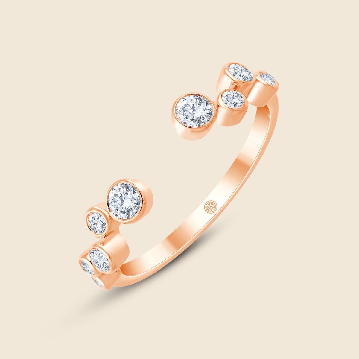 Rosé Ring mit offenem Design, besetzt mit asymmetrisch angeordneten runden Diamanten in Zargenfassungen