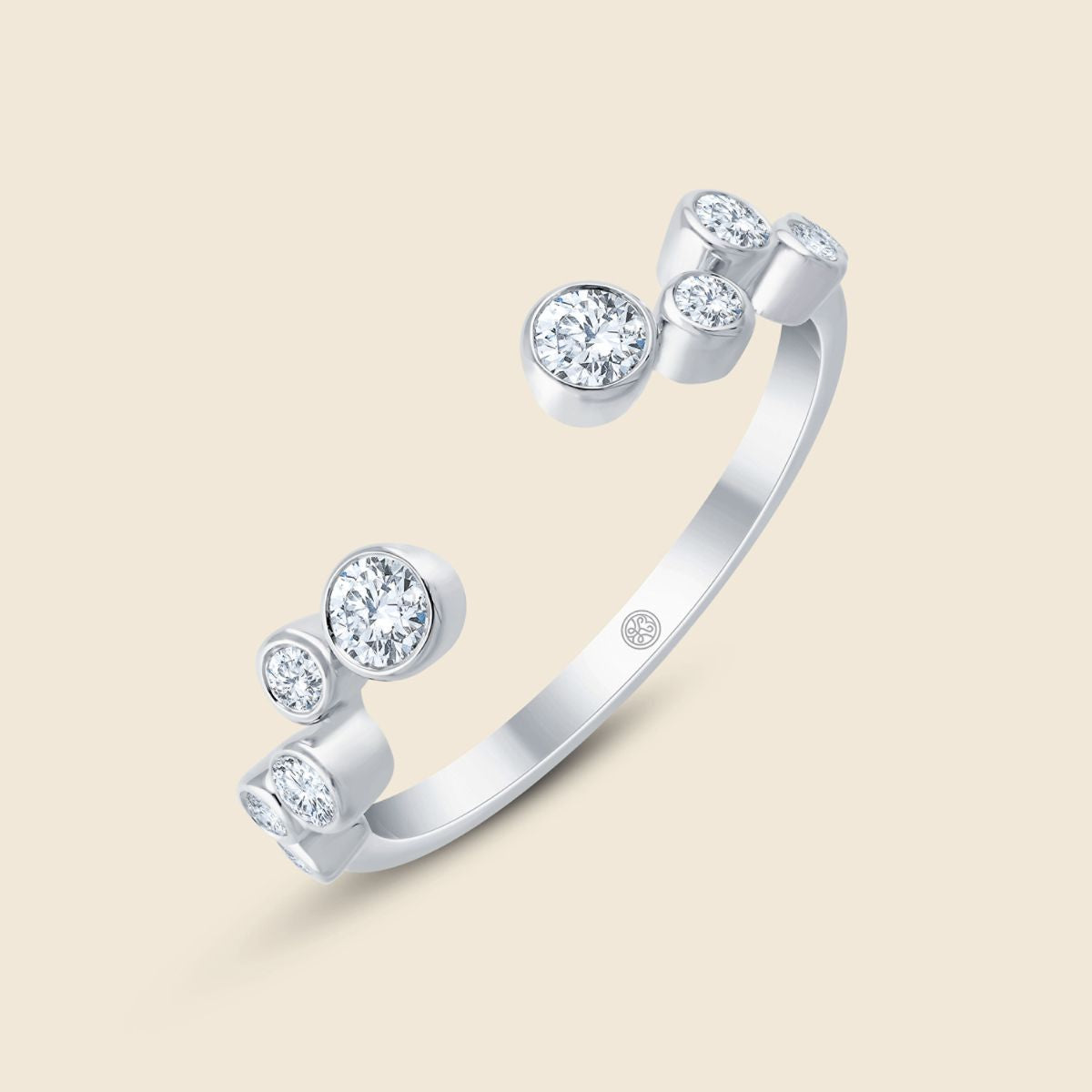 Weisser Ring mit offenem Design, besetzt mit asymmetrisch angeordneten runden Diamanten in Zargenfassungen
