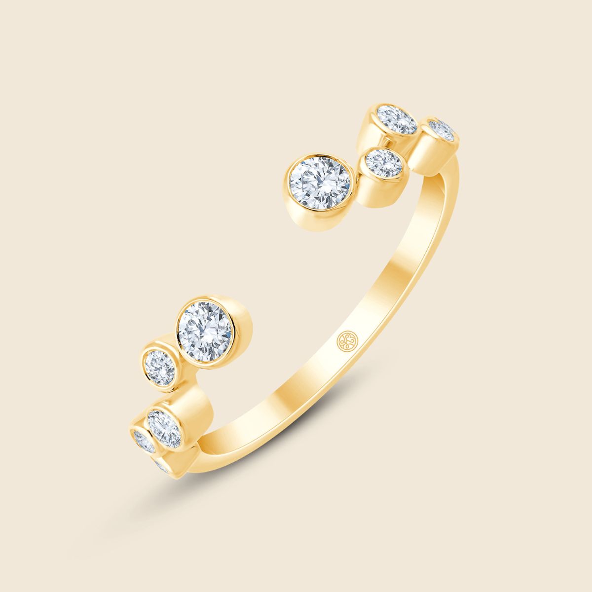 Goldener Ring mit offenem Design, besetzt mit asymmetrisch angeordneten runden Diamanten in Zargenfassungen