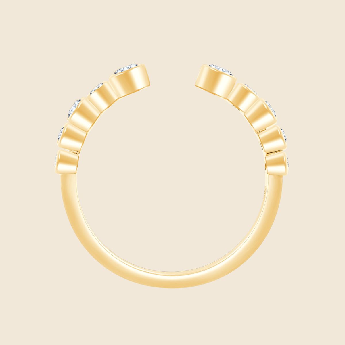 Goldener Ring mit offenem Design, besetzt mit asymmetrisch angeordneten runden Diamanten in Zargenfassungen in Vorderansicht