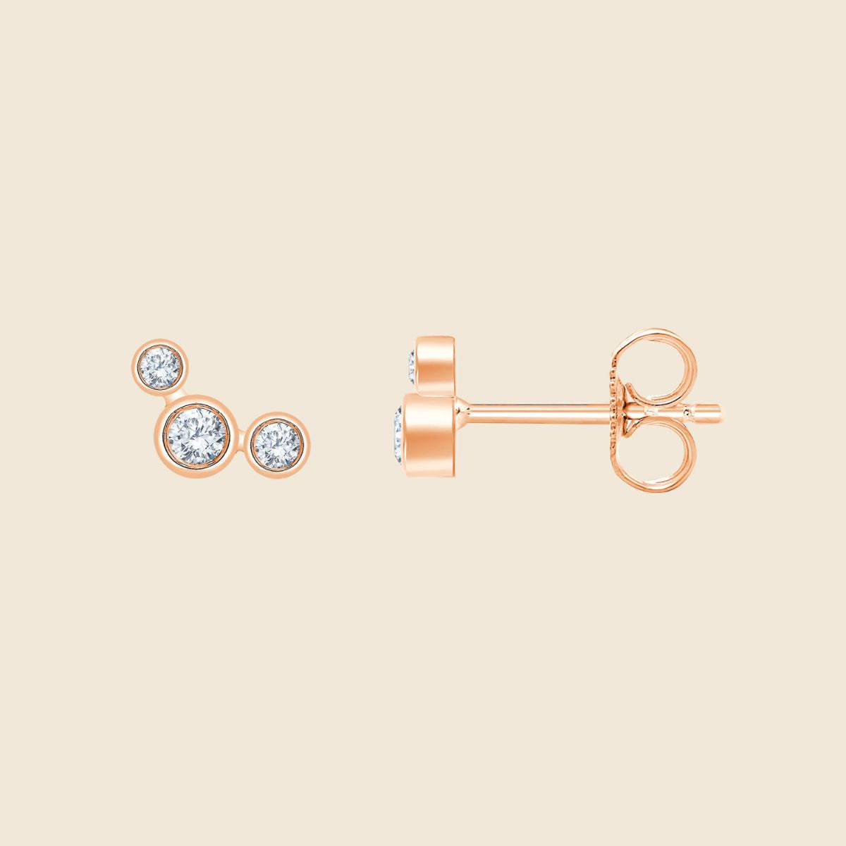 Ohrstecker in Rosé mit drei unterschiedlich großen Diamanten in Zargenfassung