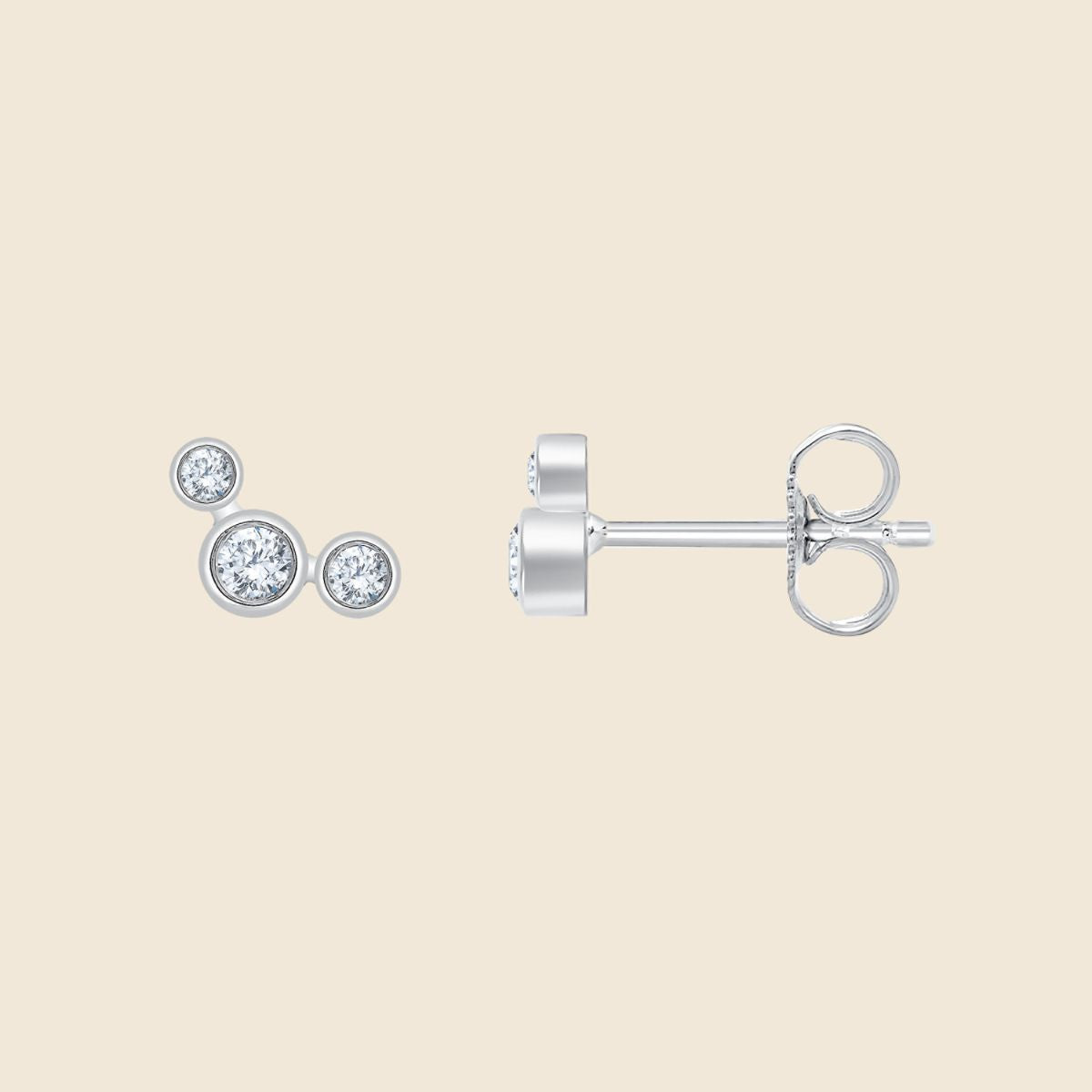 Ohrstecker in Weiß mit drei unterschiedlich großen Diamanten in Zargenfassung