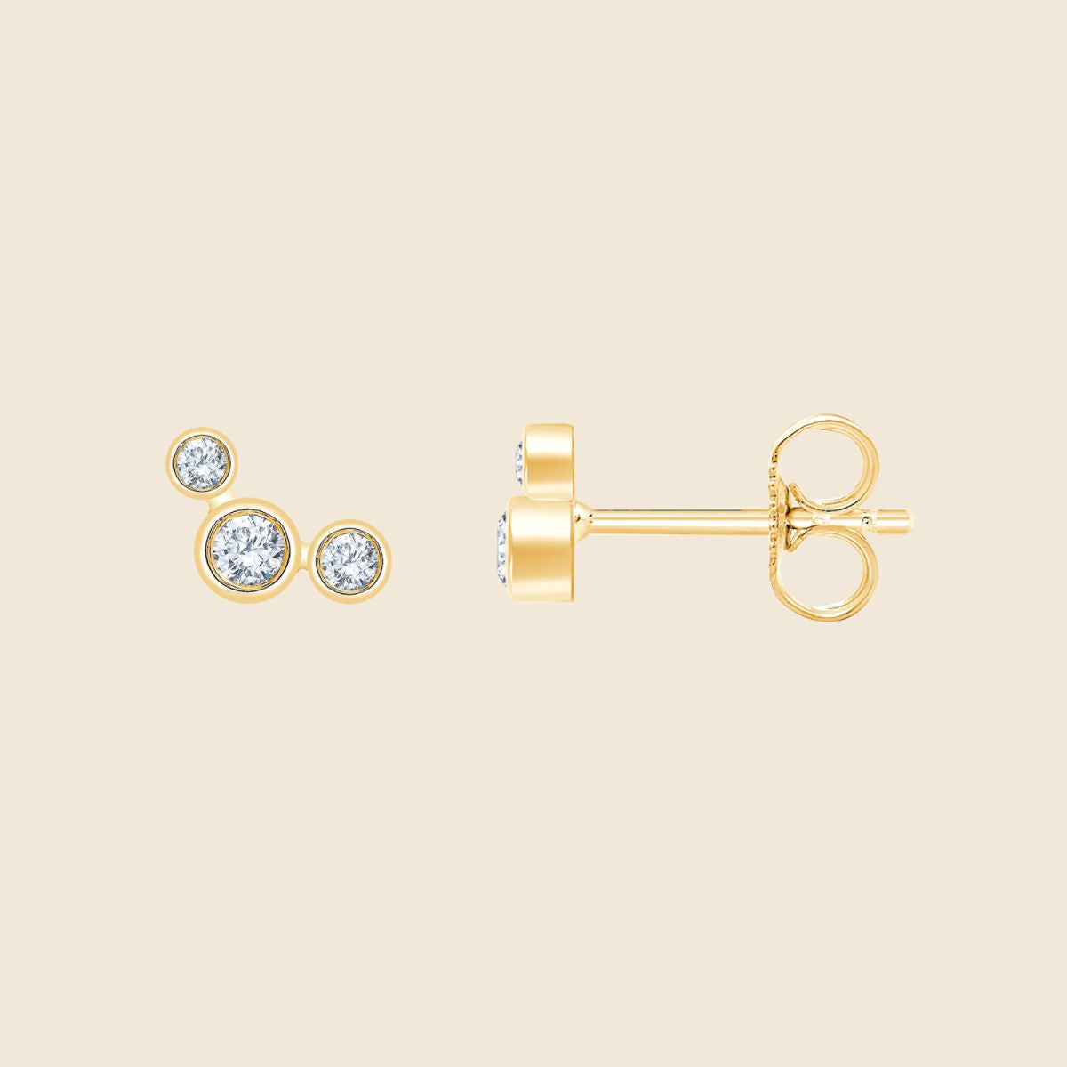 Ohrstecker in Gelbgold mit drei unterschiedlich großen Diamanten in Zargenfassung