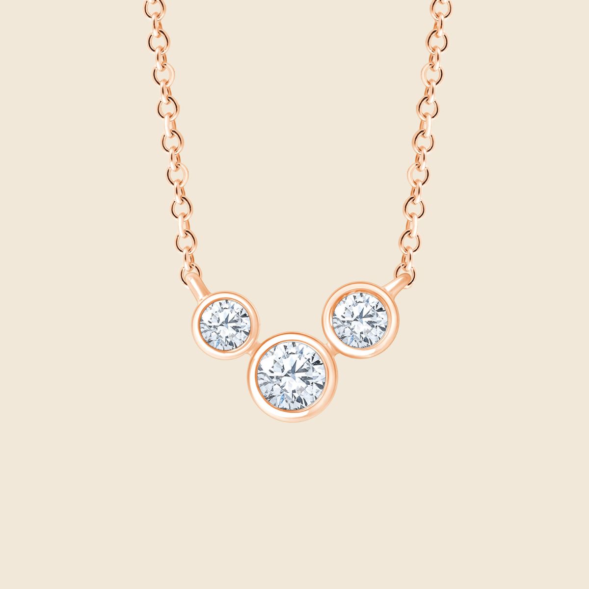 Feine Roségold Kette mit drei unterschiedlich großen, aneinander angeordneten Diamanten in Zargenfassung