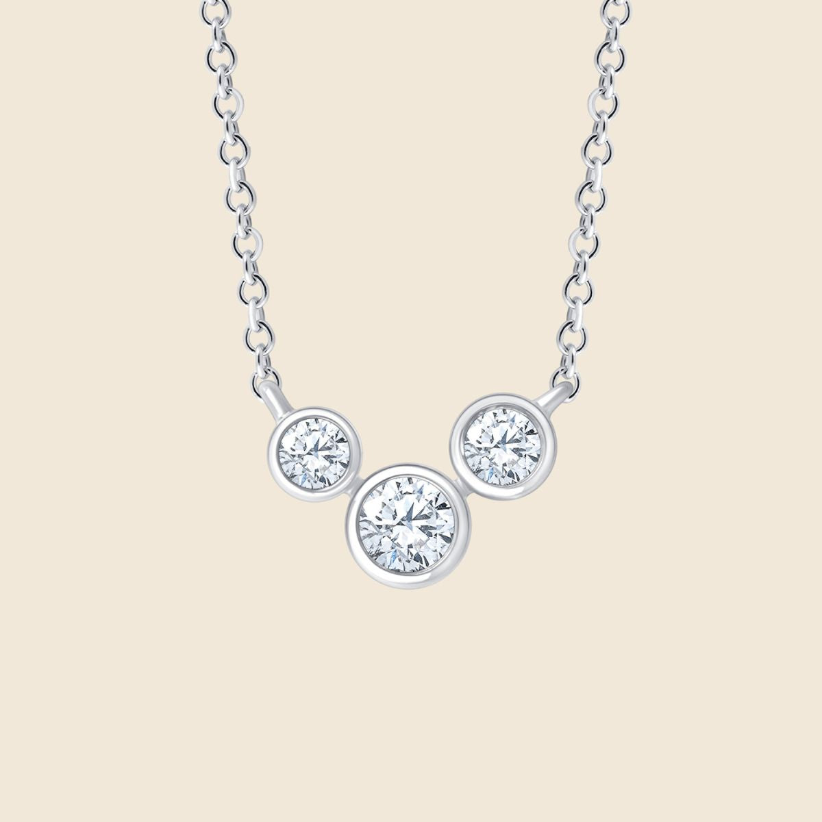 Feine Weißgold Kette mit drei unterschiedlich großen, aneinander angeordneten Diamanten in Zargenfassung