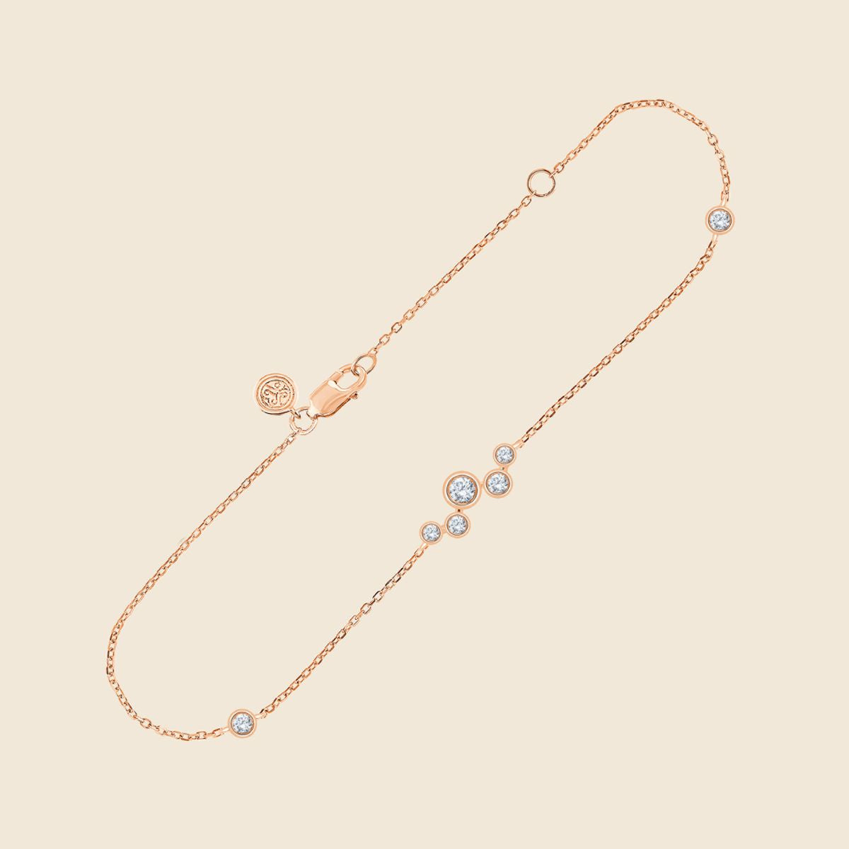 Feines Armband in Rosé mit asymmetrisch angeordneten runden Diamanten in Zargenfassungen