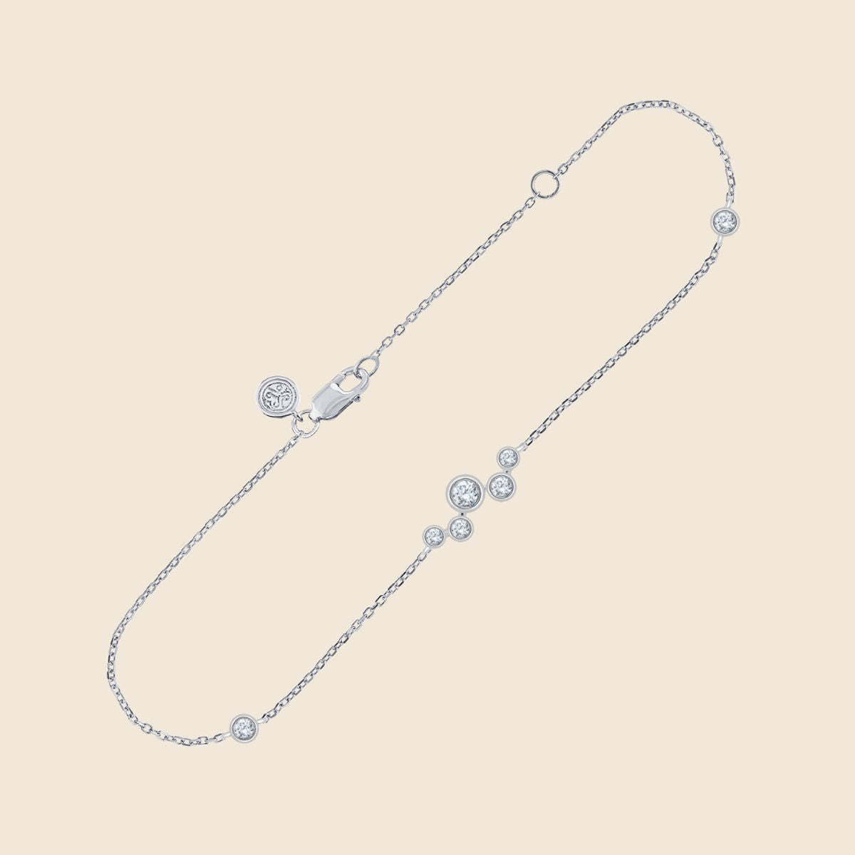 Feines Armband in Weiss mit asymmetrisch angeordneten runden Diamanten in Zargenfassungen