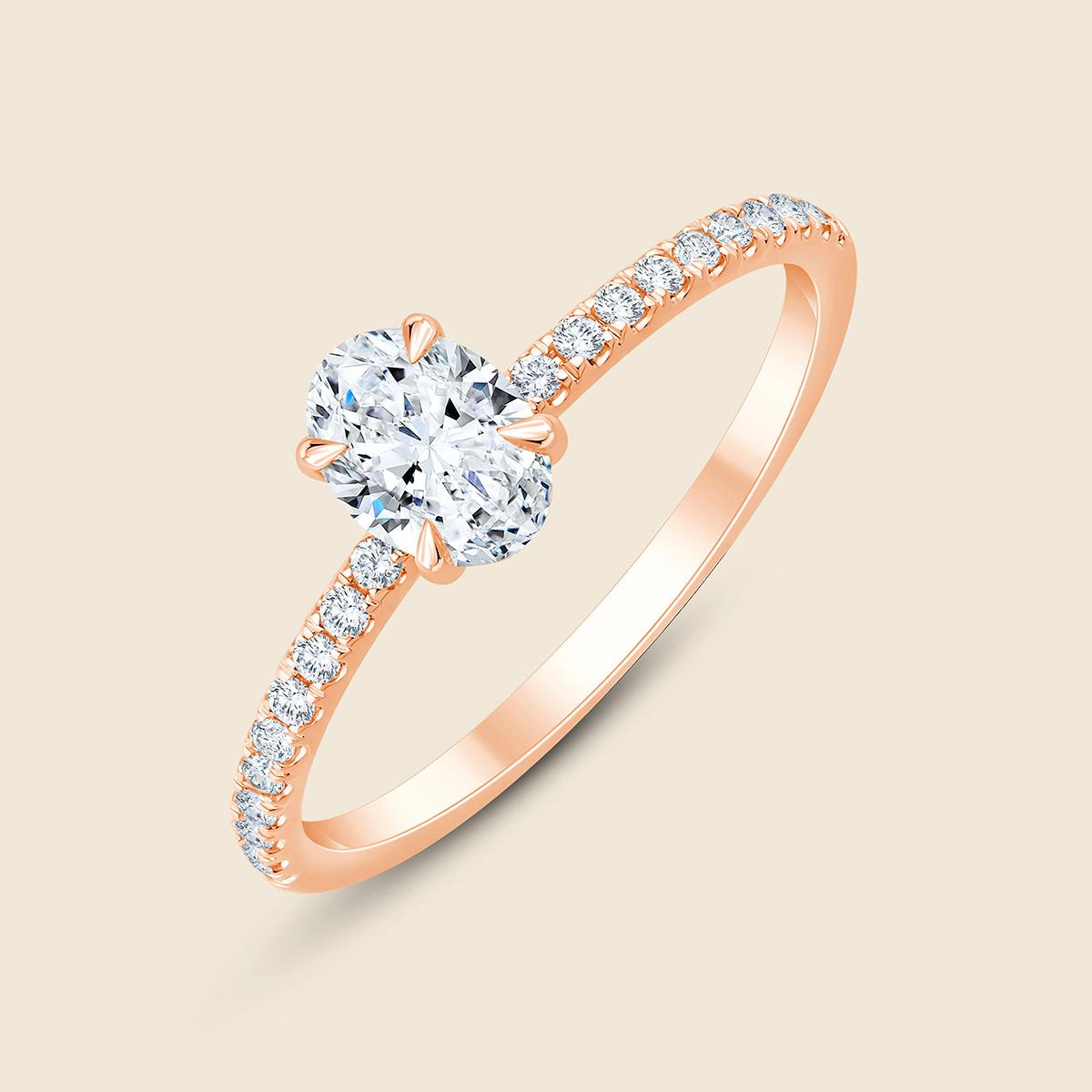 Verlobungsring aus Rosegold mit ovalem Lab Diamant und Pavé-besetzter Ringschiene