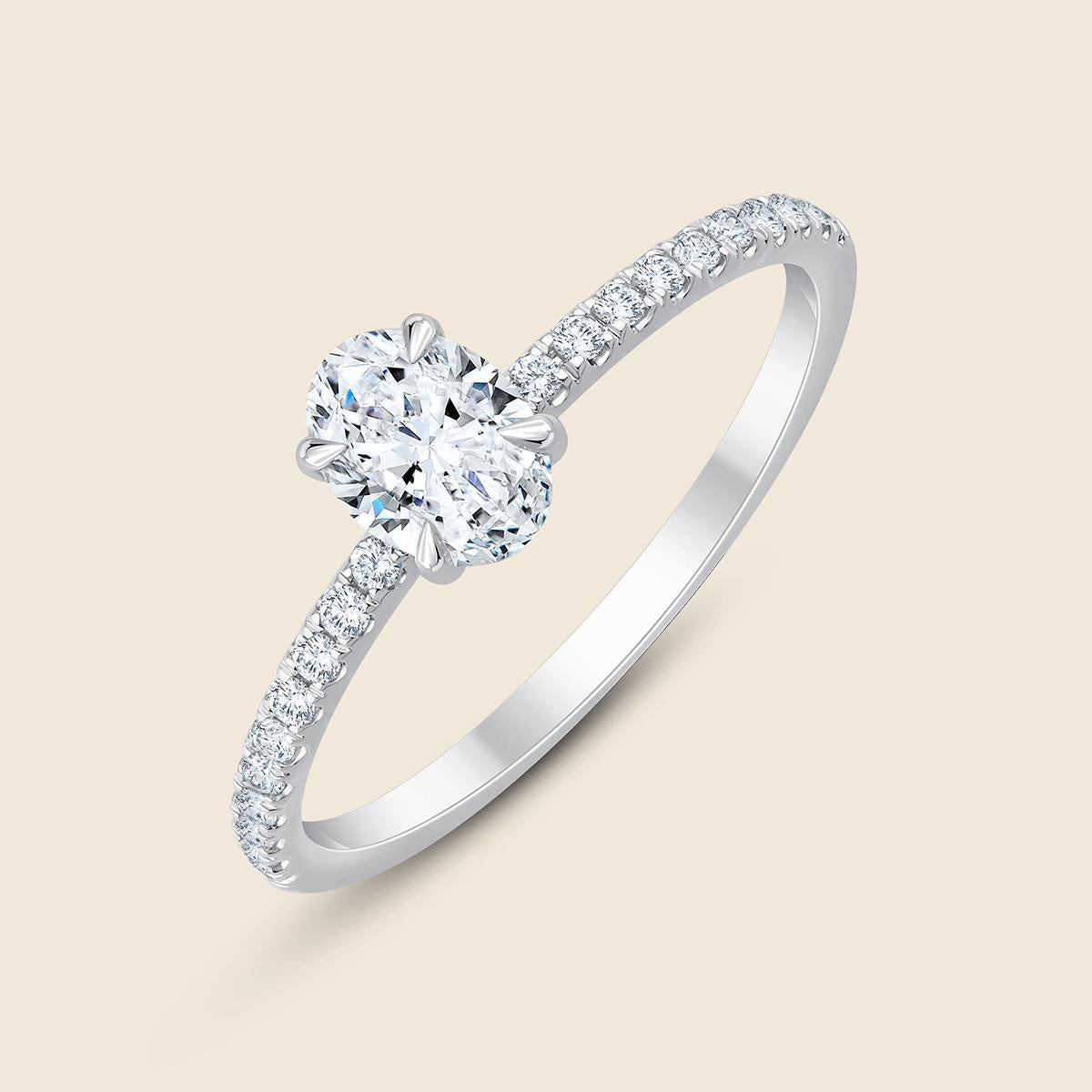 Verlobungsring aus Weissgold mit ovalem Lab Diamant und Pavé-besetzter Ringschiene
