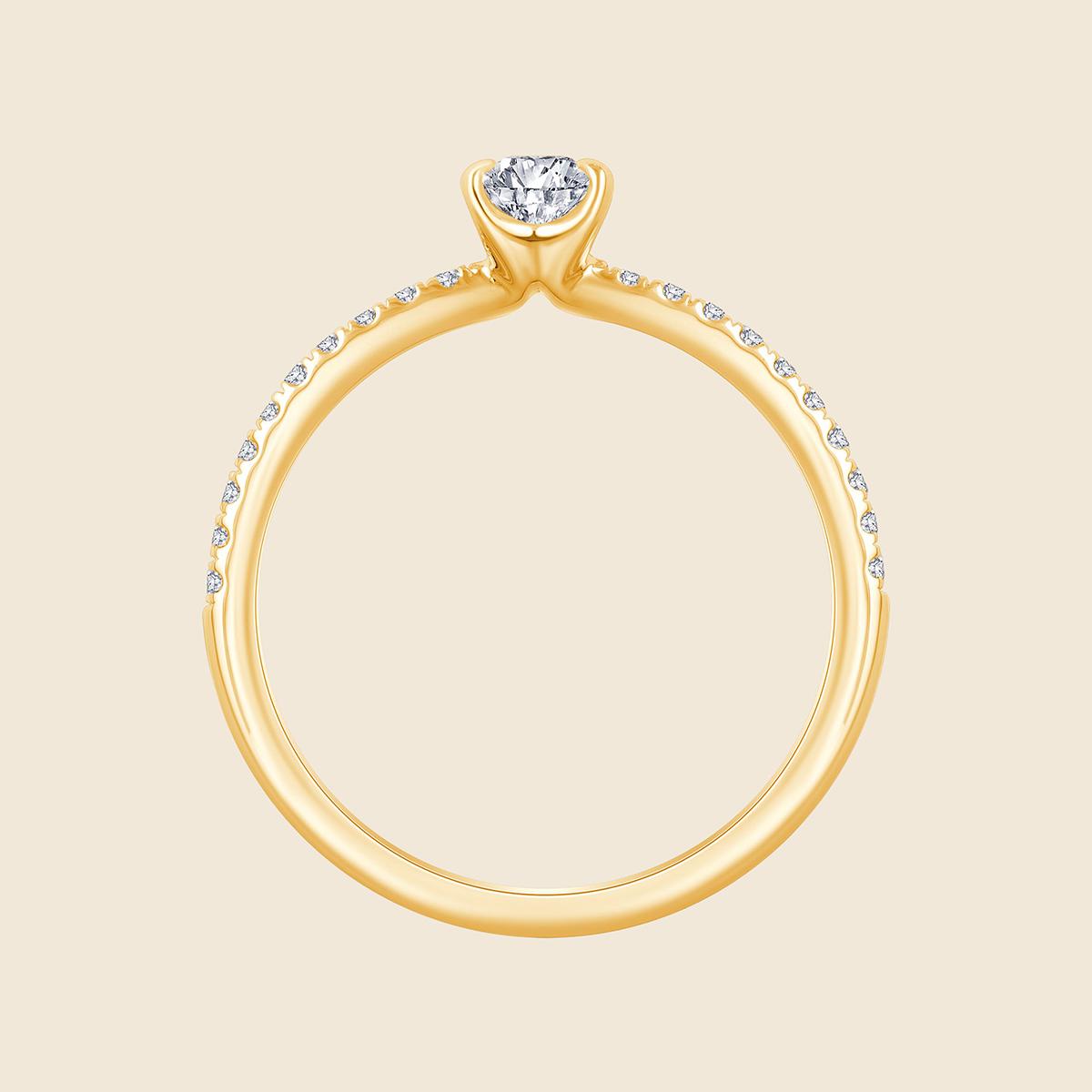 Verlobungsring aus Gelbgold mit ovalem Lab Diamant und Pavé-besetzter Ringschiene, seitlich