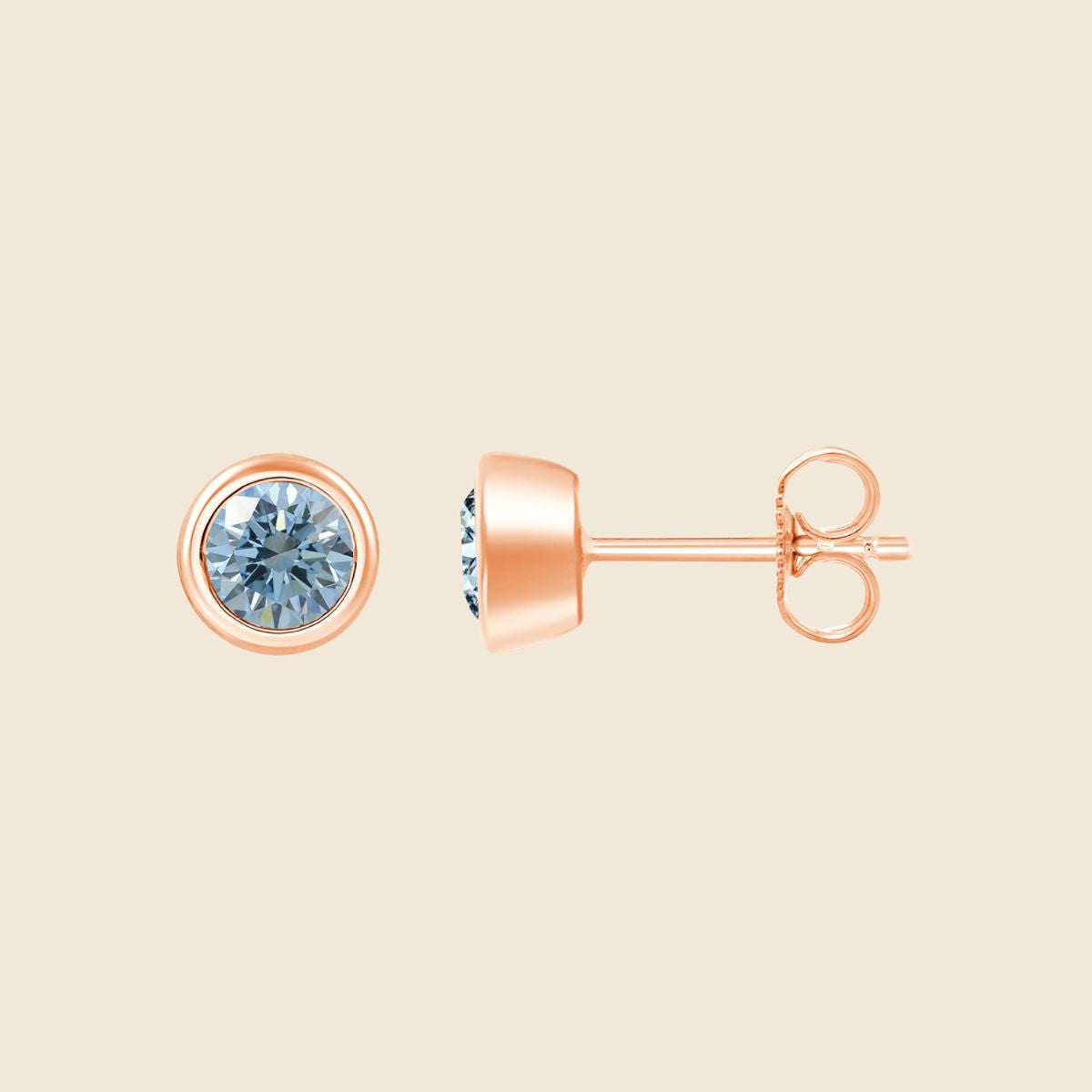 Ohrstecker in Rosé mit rundem blauen Diamanten in Zargenfassung, Vorder- und Seitenansicht