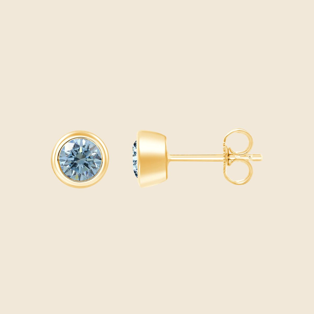 Ohrstecker in Gelbgold mit rundem blauen Diamanten in Zargenfassung, Vorder- und Seitenansicht