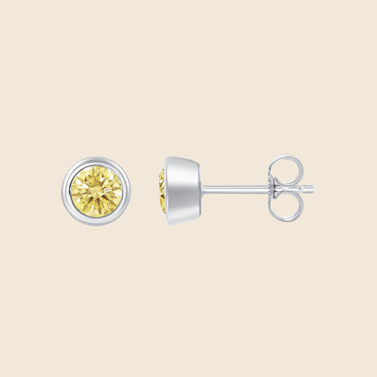 Ohrstecker aus Weißgold mit rundem gelben 0.6ct Diamanten in Zargenfassung, Vorder- und Seitenansicht in 0.6ct