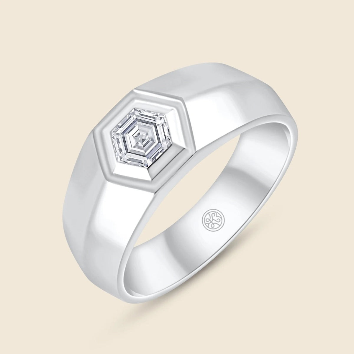 Breiter Ring aus 14K Weißgold mit Lab Diamanten im Hexagonschliff