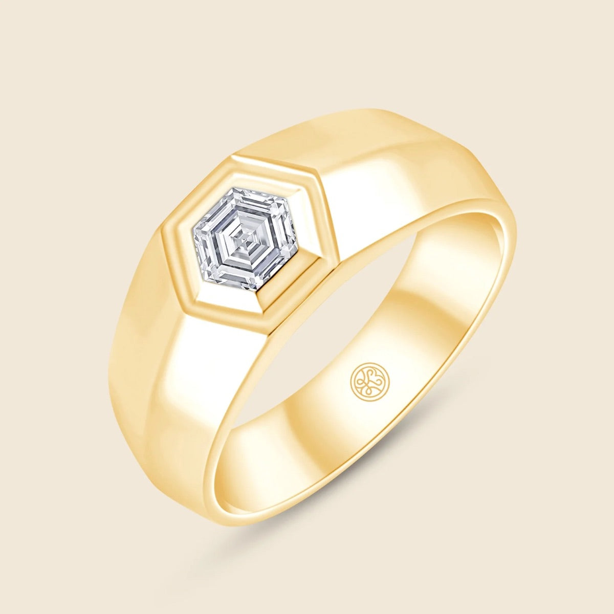 Breiter Ring aus 14k Gelbgold mit Lab Diamanten im Hexagonschliff