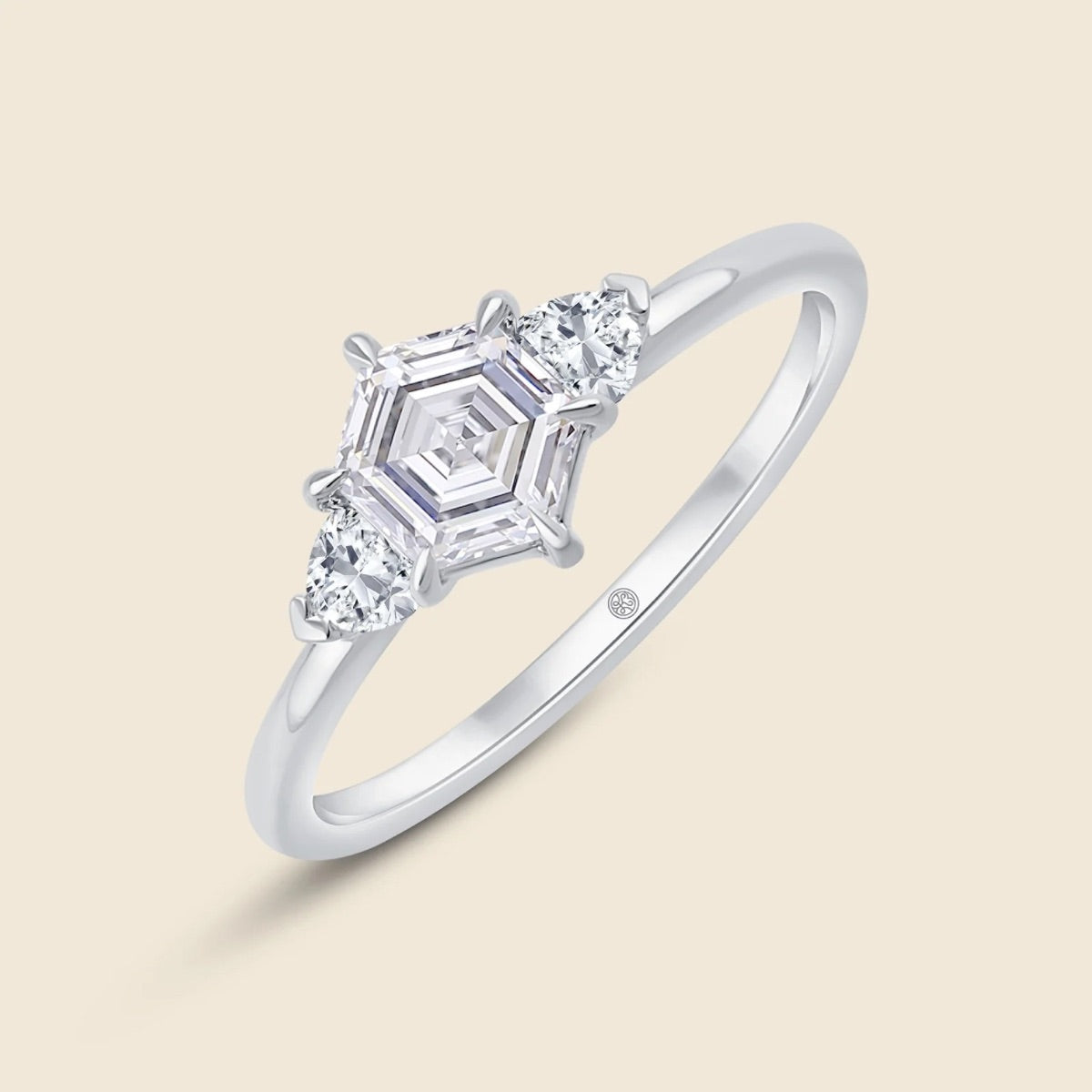 Verlobungsring aus 14k Weißgold mit Lab Diamanten im Hexagonschliff