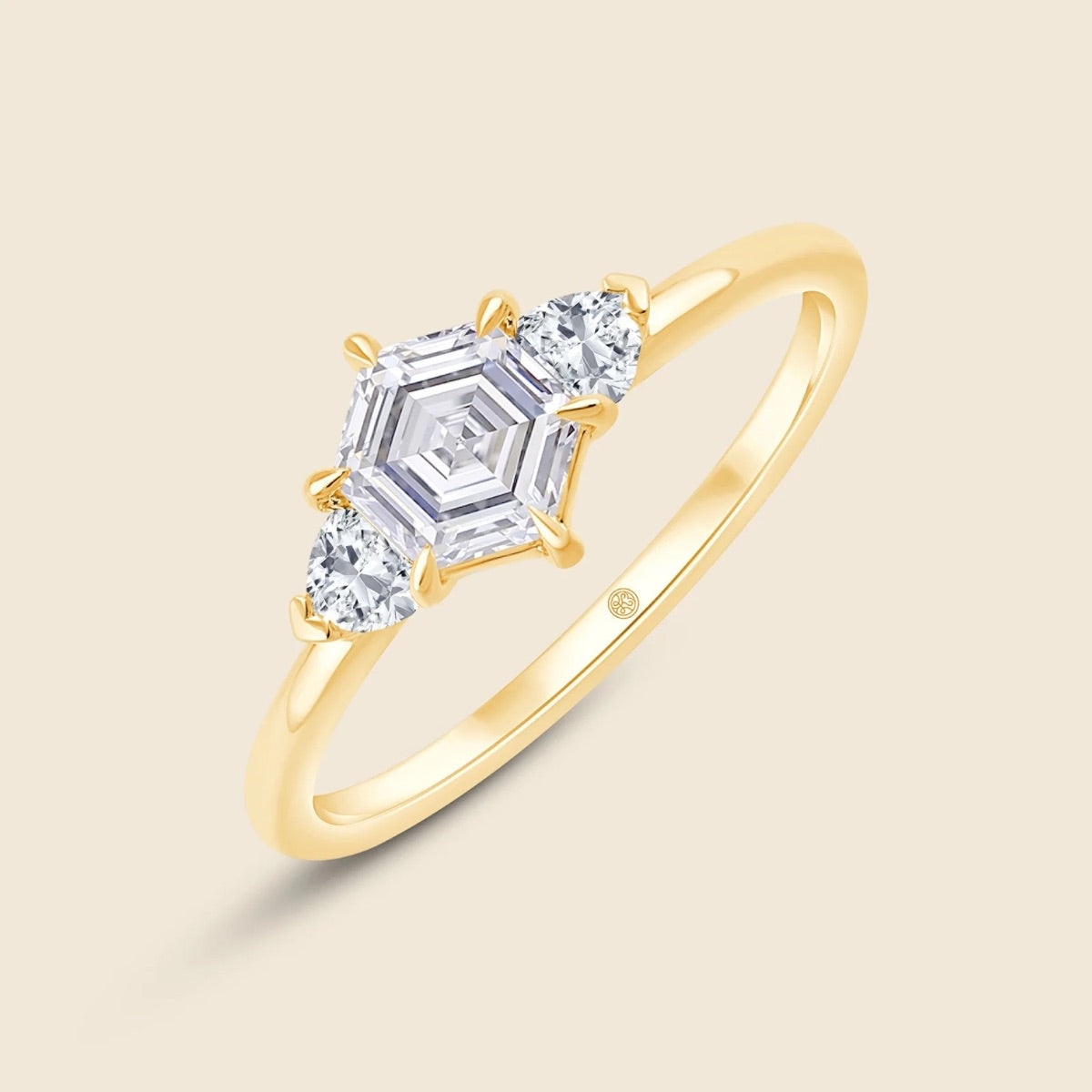 Verlobungsring aus 14k Gelbgold mit Lab Diamanten im Hexagonschliff