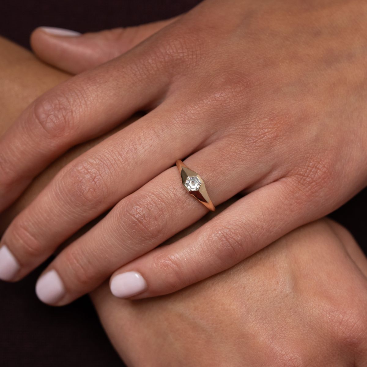 Nahaufnahme Hand mit Ring in Gelbgold