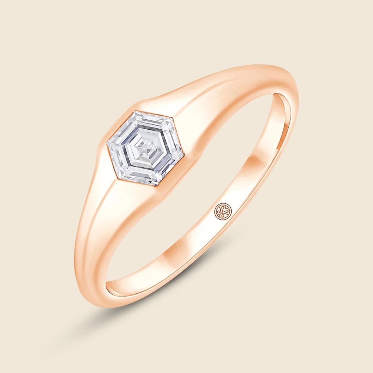 Ring aus 14k Roségold mit Lab Diamanten im Hexagonschliff