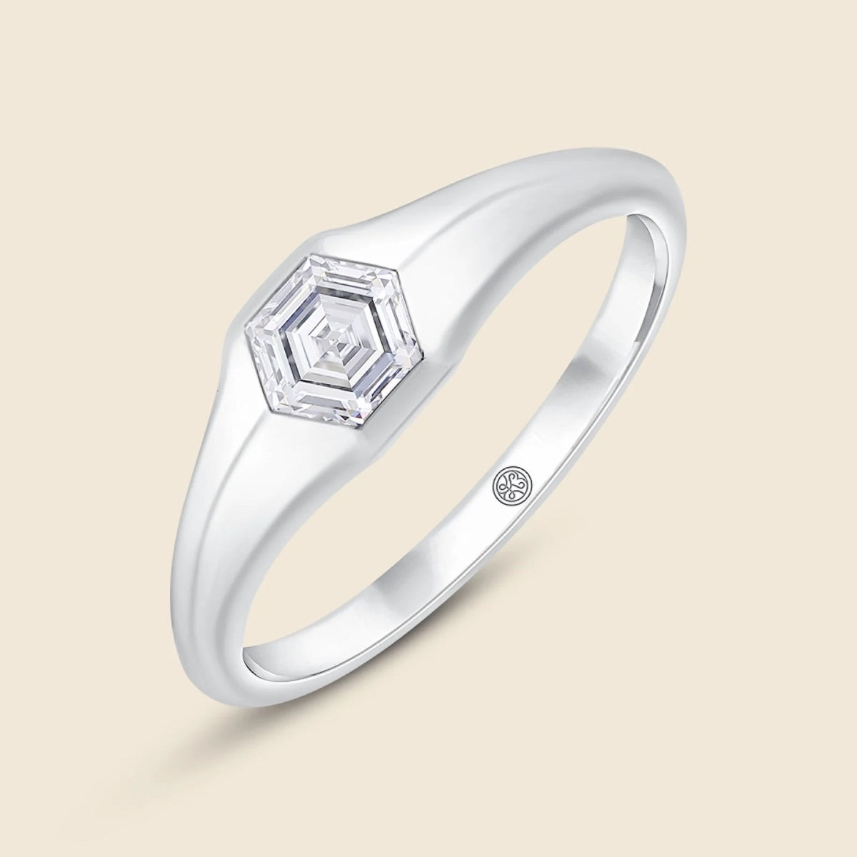 Ring aus 14k Weißgold mit Lab Diamanten im Hexagonschliff