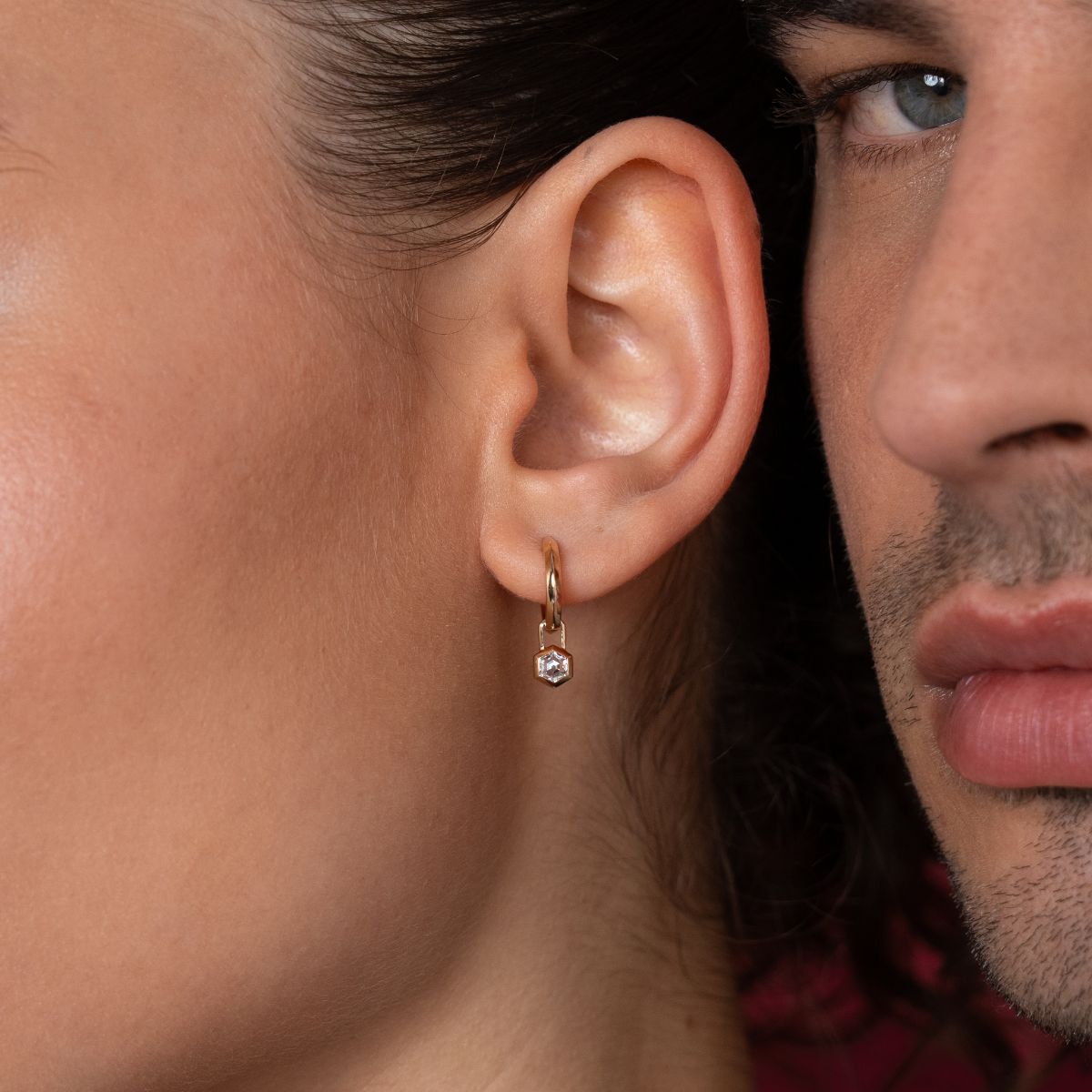 Nahaufnahme Ohr mit Kreole in 14k Gelbgold mit Lab Diamant